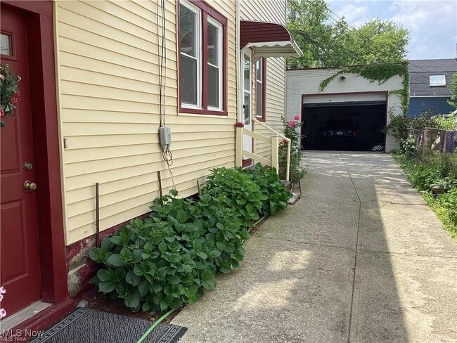 Photo - 1794 W 54th St Unidad #2,Up