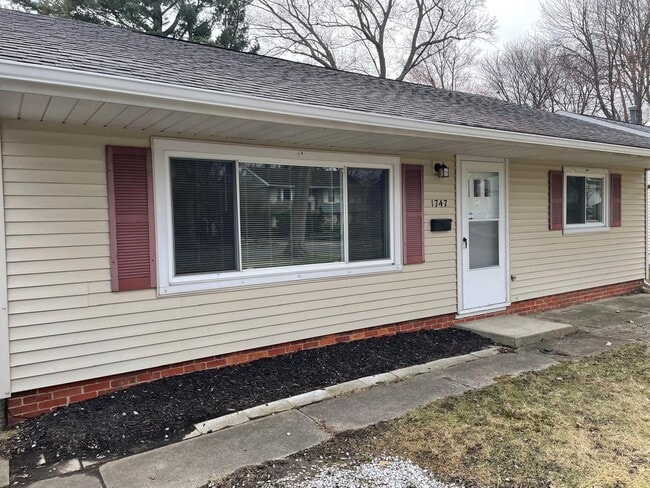 Photo - 1747 Benjamin Rd