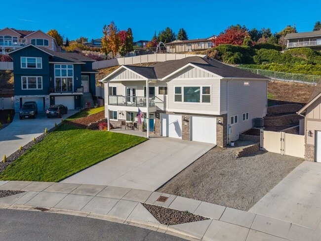 Building Photo - Beautiful 3+ bed, 3 bath home with 4 car garage, VIEWS, chef's kitchen and much more!