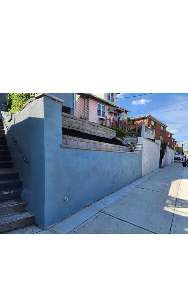 Building Photo - 161 Palisade Ave Unit Ground and 1st Floor