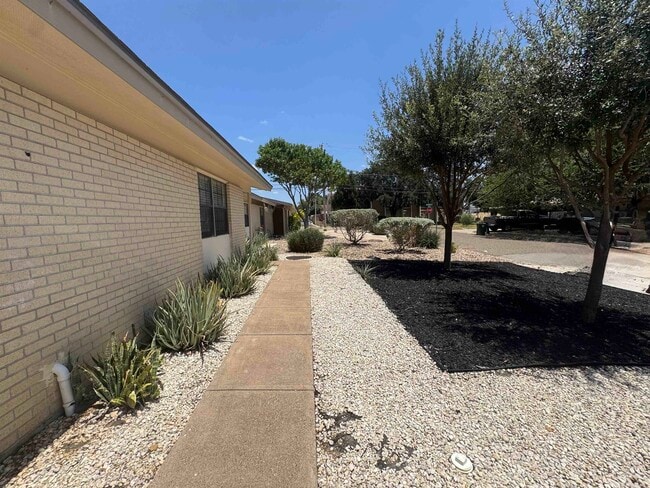 Photo - 626A Birchwood Ln