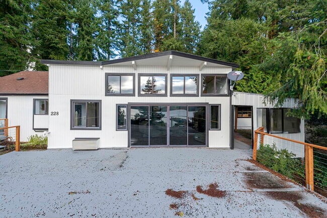 BEAUTIFUL CABIN STYLE HOME ACROSS FROM SIL... - BEAUTIFUL CABIN STYLE HOME ACROSS FROM SIL...