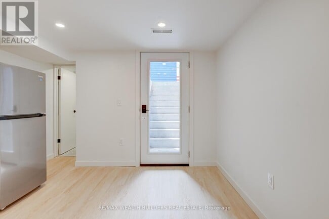 Photo - 2443 Dundas St W