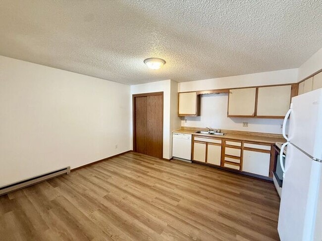 Building Photo - 6 Month lease special!!! Priced at $1349 after discount. RENT INCLUDES ALL UTILITIES, except for ...