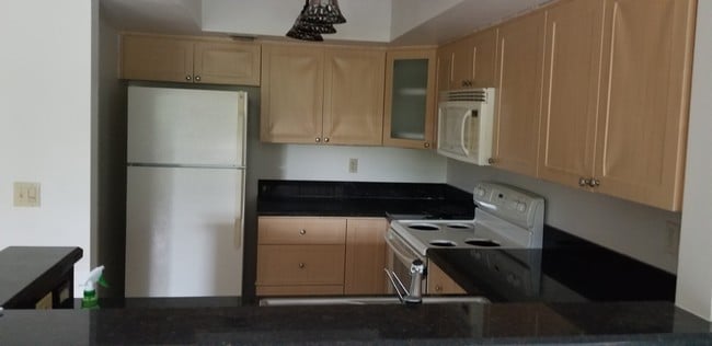 Building Photo - 9135 SW 125th Ave Unit 401P