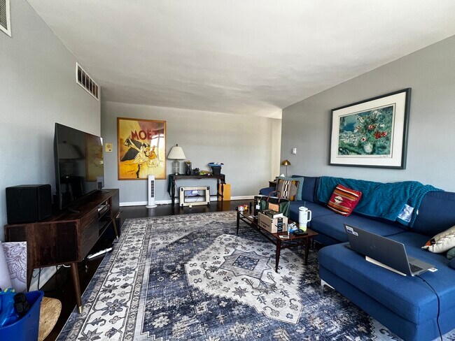 Photo - 5335 N California Ave Unit 504