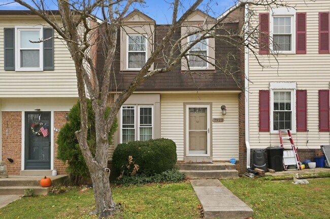 Building Photo - Welcome home to this charming three-level townhouse in the heart of Springfield!