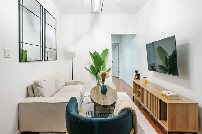 Building Photo - 454 W 47th St Rental