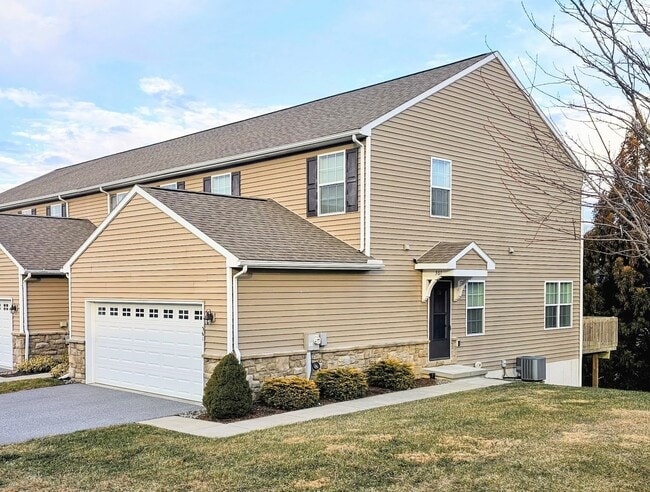 Photo - 361 Cedar Holw