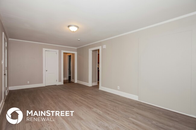 Photo - 2558 Hemphill St