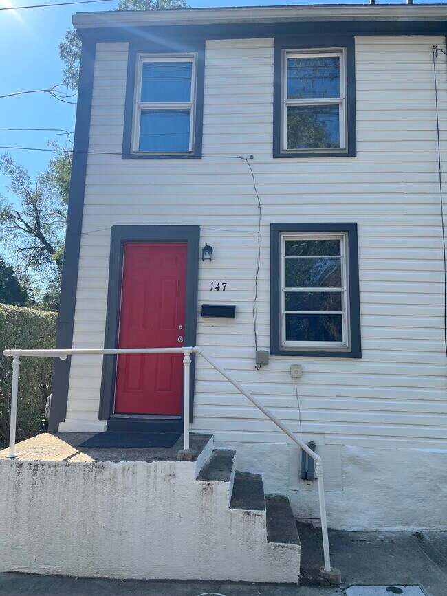 Front of House - 147 Mulberry Ave Casa