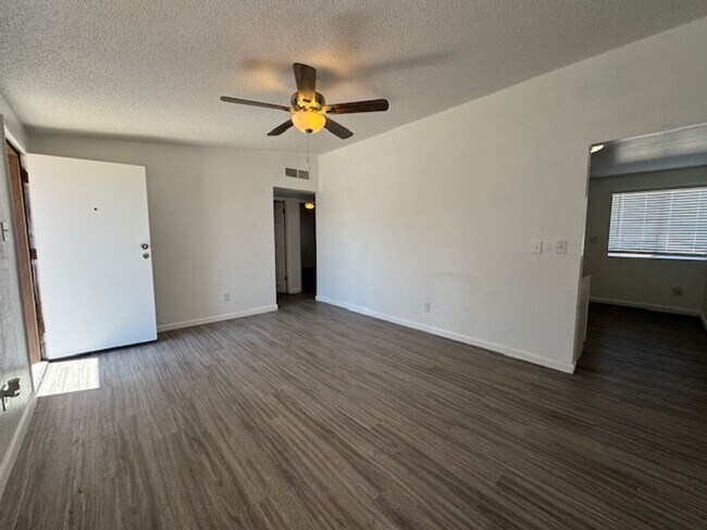 Photo - 1605 E Crown Unidad A