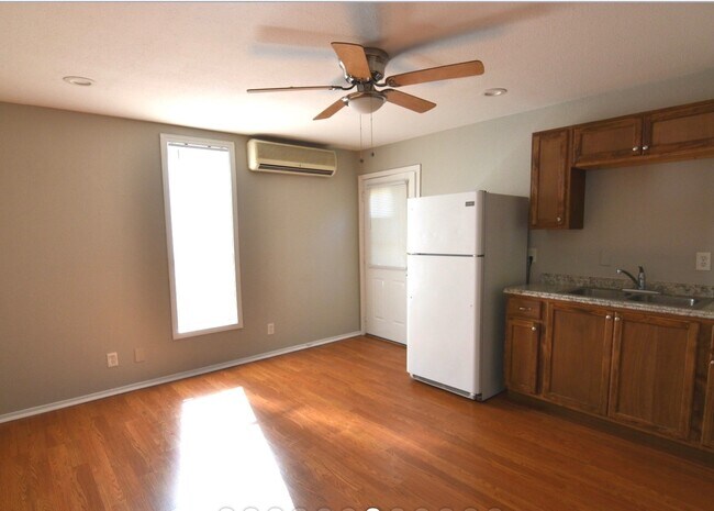 Photo - 906 W Kings Hwy