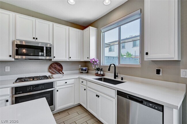 Photo - 372 Silva Pl