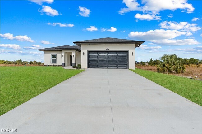 Building Photo - 837 Colyer St E