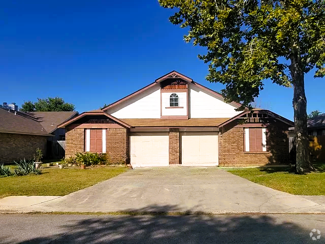 Driveway Front Yard - 9831 Ardash Ln Unit 31B Rental