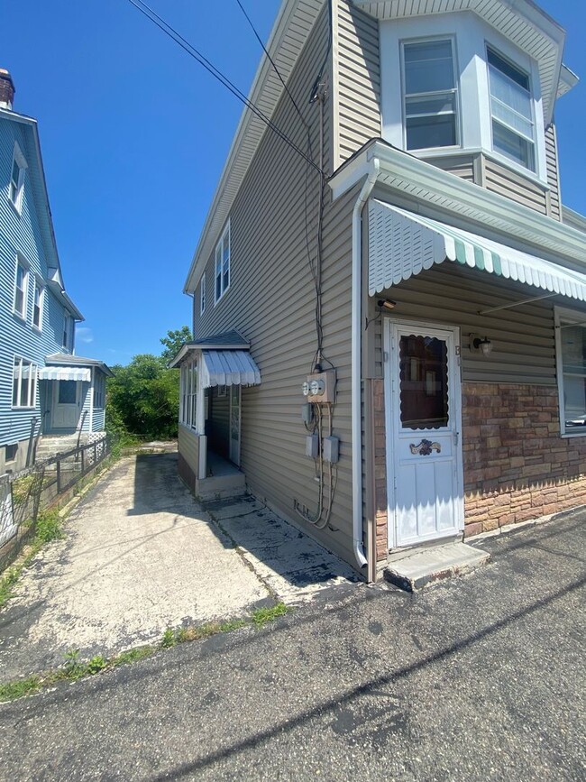 Building Photo - 15 W High St Unit 15 W High St  1 Rental