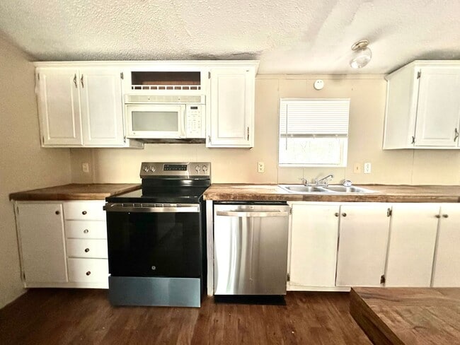 Photo - 3 Bed, 2 Full Bath - Country Living on 1 Acre Near Alabama River