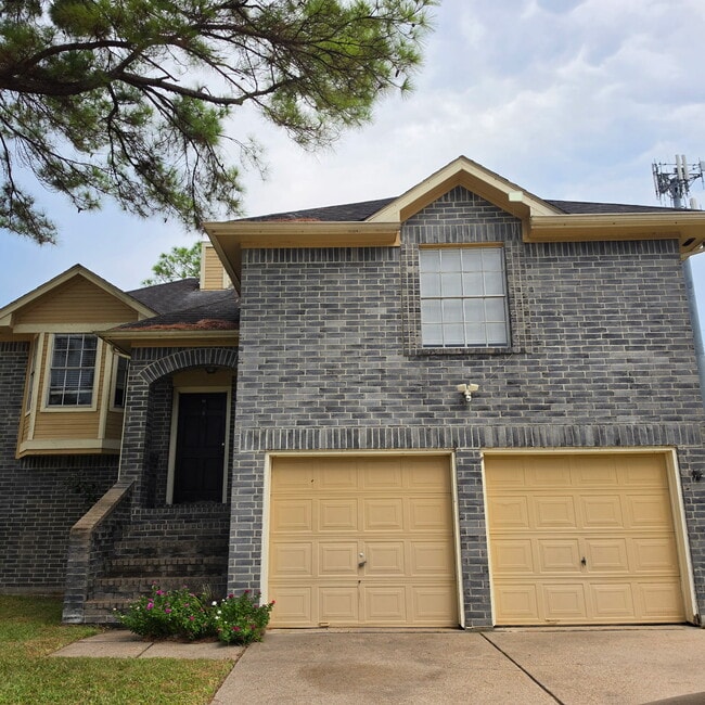 Building Photo - 1806 Northcliff Pl