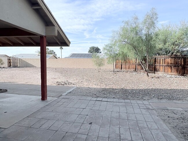 3 bed/2 bath w/ large backyard - 3 bed/2 bath w/ large backyard House