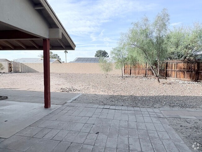 Building Photo - 3 bed/2 bath w/ large backyard Rental