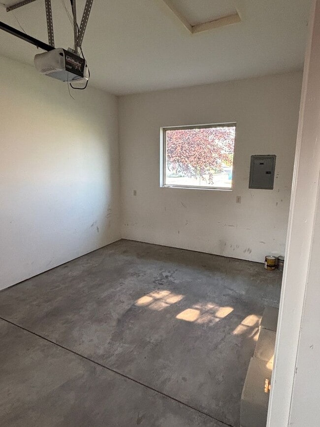 Photo - FIRST MONTH'S RENT FREE! New lower rent $1850 Unidad #29