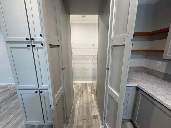 Photo - 3715 Edam St