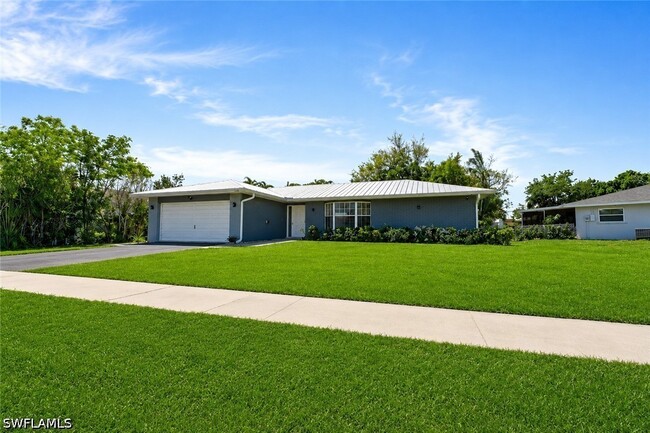 Building Photo - 2250 Poinciana St
