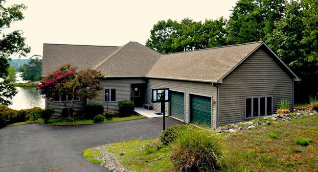 Building Photo - 4 Bedroom || 3 Bathroom home on Leesville ...