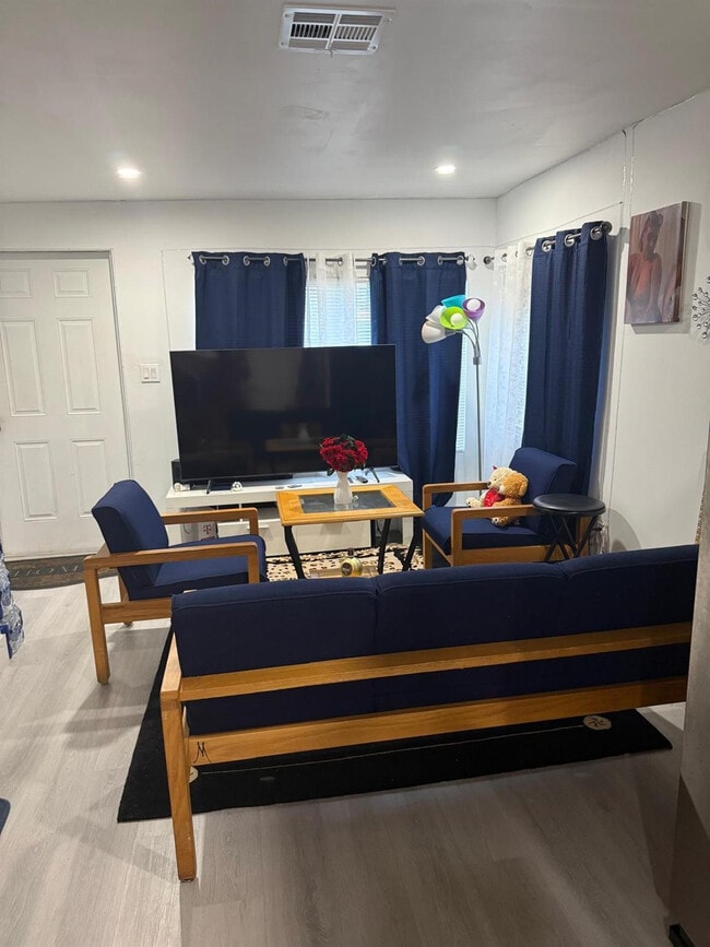 Photo - 1116 W 32nd St