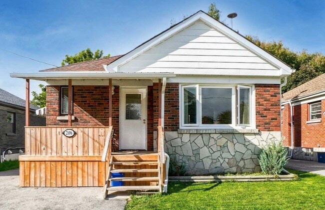 Photo - 206 Wilson Rd S