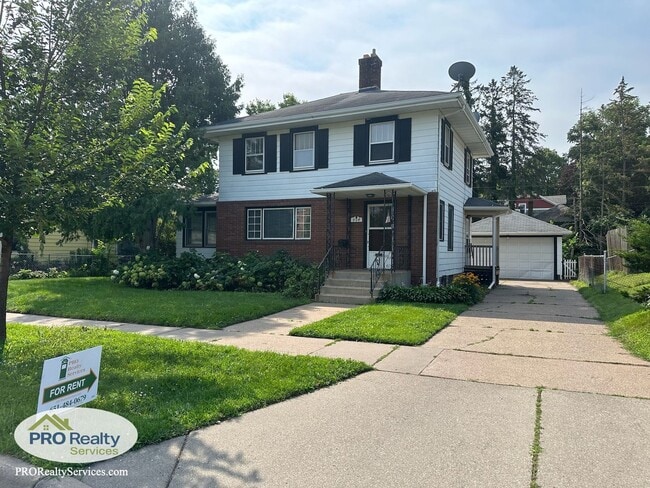 Building Photo - 3 Bedroom Plus Den Home in St. Paul