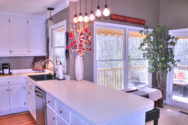 Photo - Beautiful home with Fenced Yard & Screened Porch!