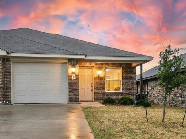 Building Photo - AVAILABLE NOW! (SECTION 8 ACCEPTED)