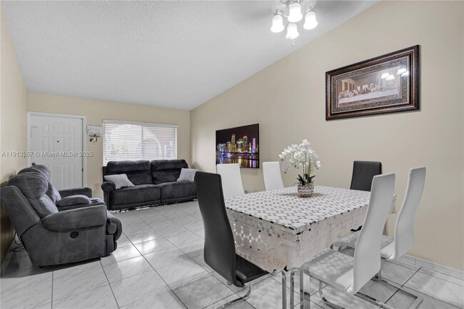 Photo - 18256 Mediterranean Blvd Unidad 8-14 Rental