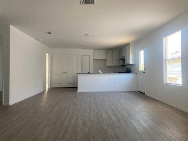7102 Satellite Wy