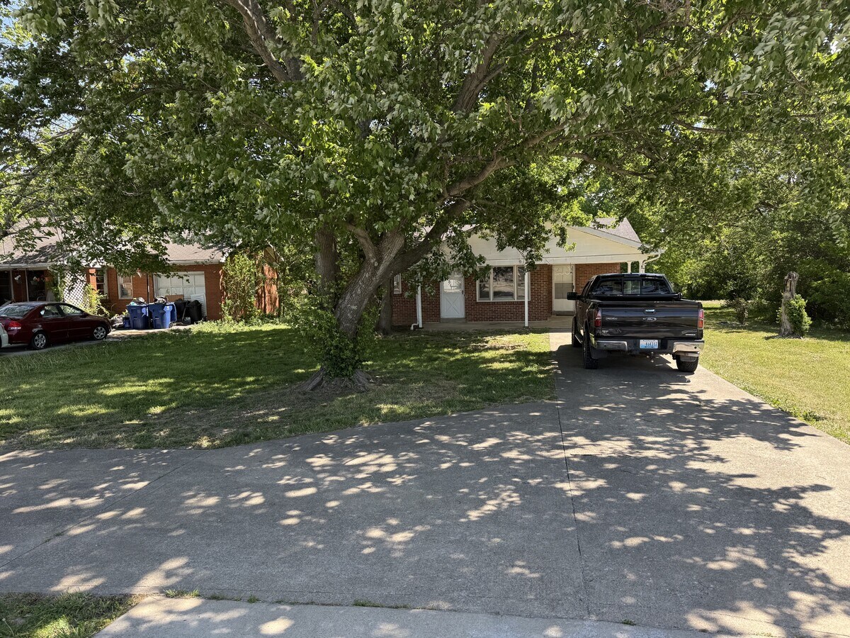Photo - 422 Richmond Rd N