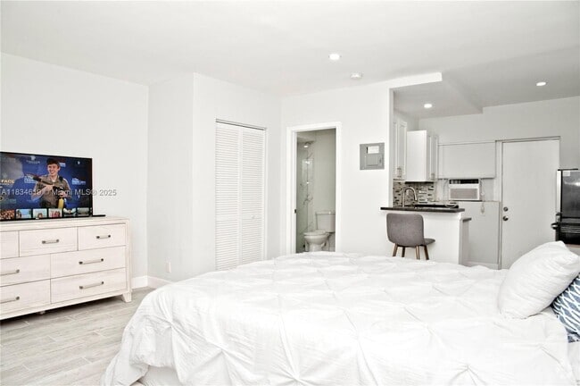 Building Photo - 4105 N Ocean Dr Unit 3 Rental