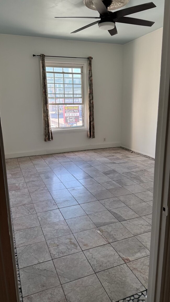 Building Photo - 3109 W 6th St Unit #8