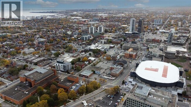 Photo - 116 Bay St N