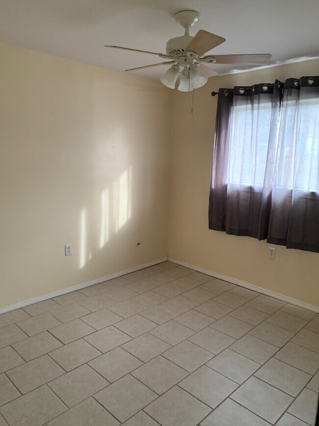 Photo - 513 E 5th Pl