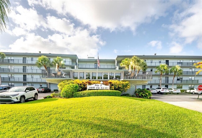 Building Photo - 9440 SW 8th St Unit 308