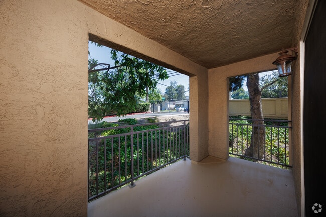 2BR, 2BA - 988SF - Private Balcony