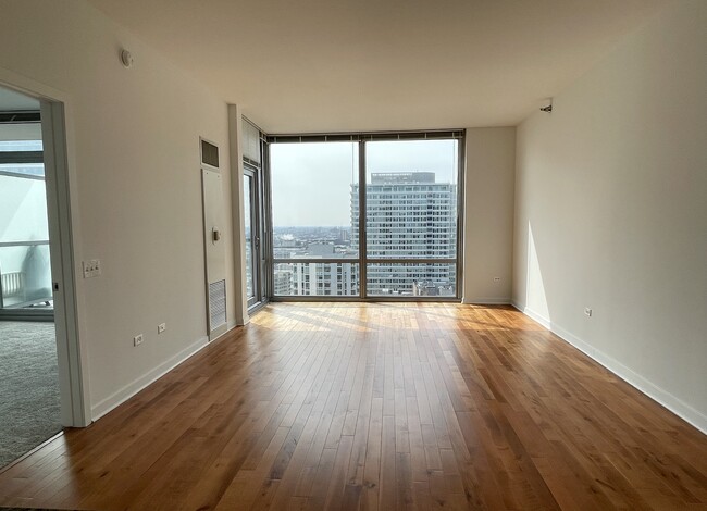 Building Photo - 755 S Clark St Rental