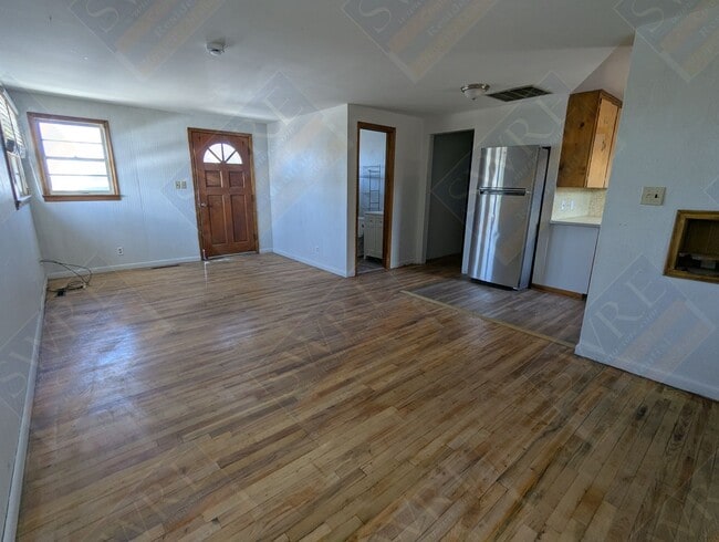 Photo - 902 1/2 Wyoming-