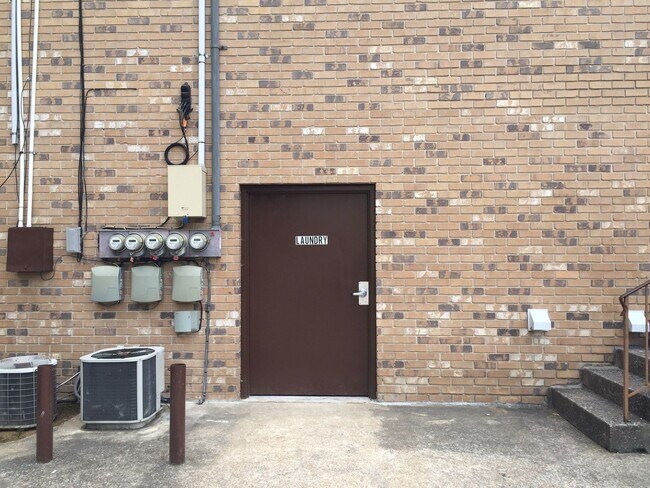 Photo - 3340 Pinewood Ave Unit B