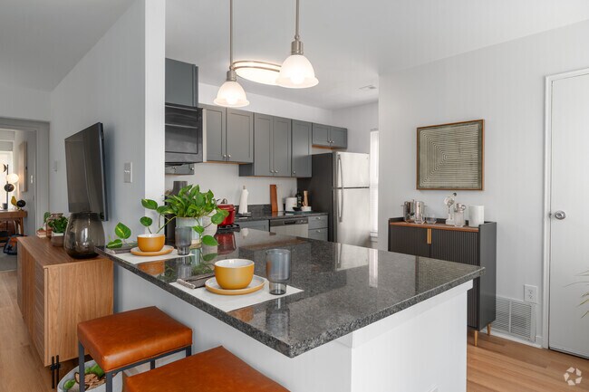 2BR, 1BA - 895SF - Kitchen