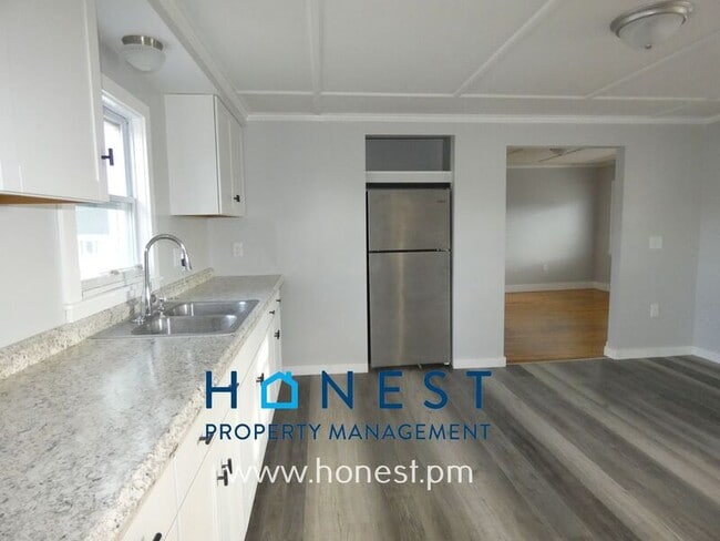 Building Photo - 35 Summer St Unit 3