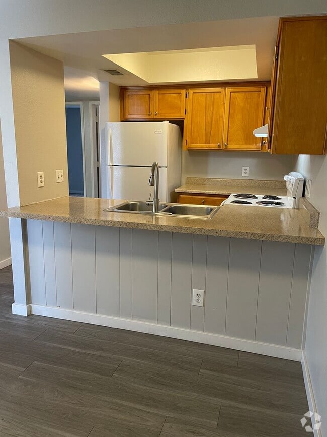Building Photo - Lovely 2 Bedroom 1  Bath with Fireplace! Unit 940 Benton Rental