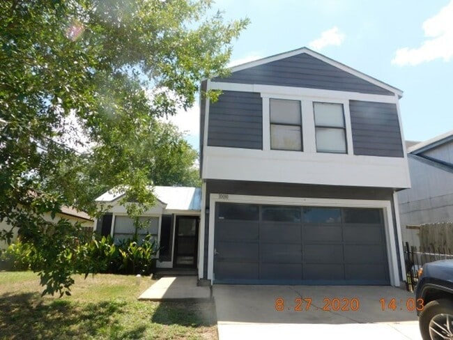 Building Photo - Nice 3 bedrooms, 2 full baths with half ba...